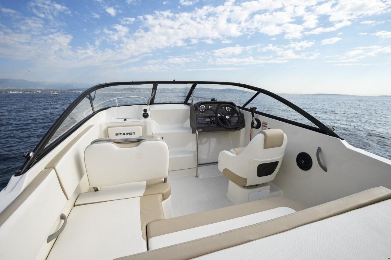 Bayliner VR5 CUDDY