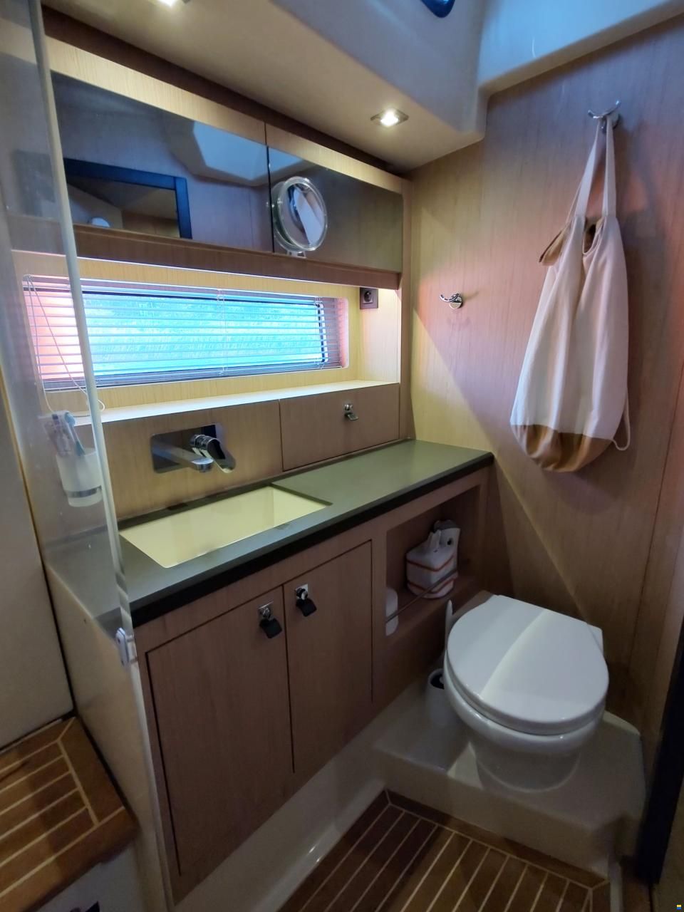 Beneteau Oceanis Yacht 62