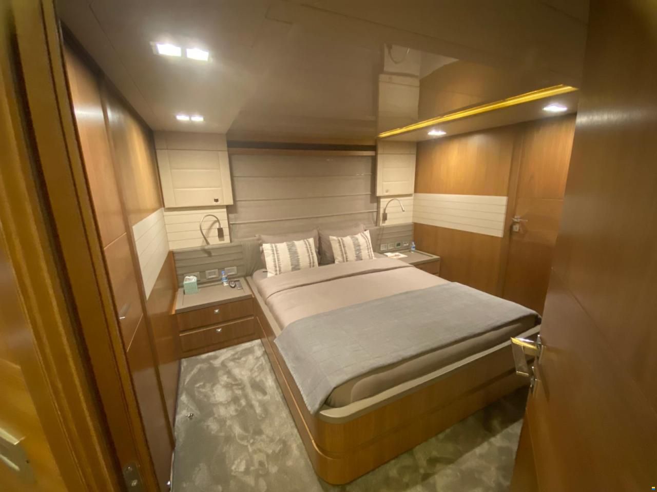 Ferretti Custom Line 100