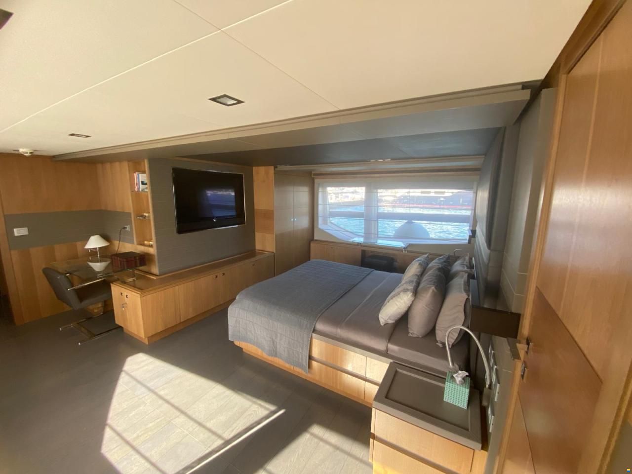 Ferretti Custom Line 100