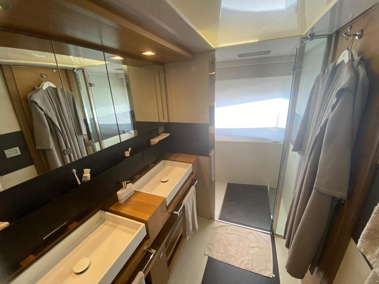 Ferretti Custom Line 100
