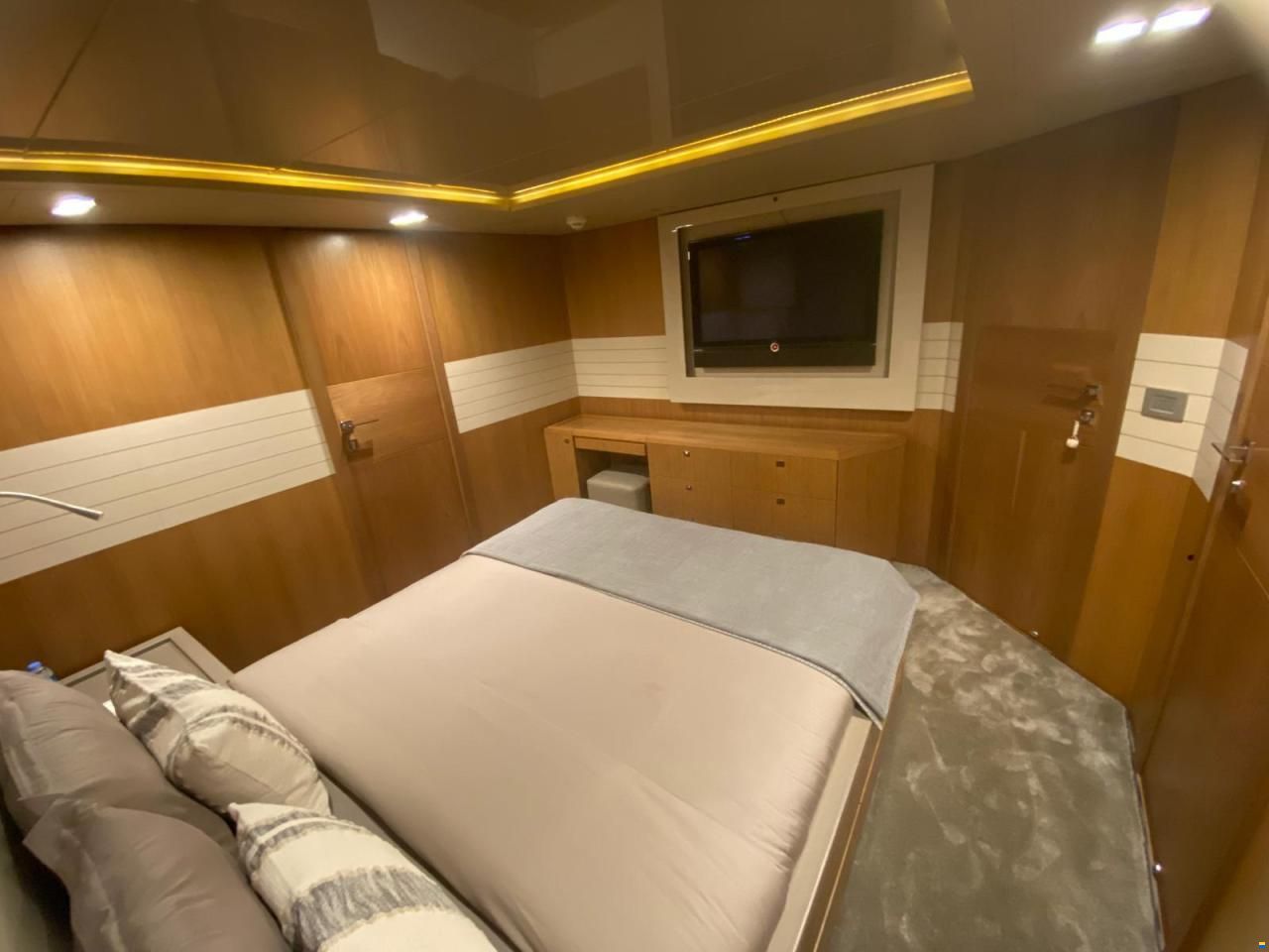 Ferretti Custom Line 100