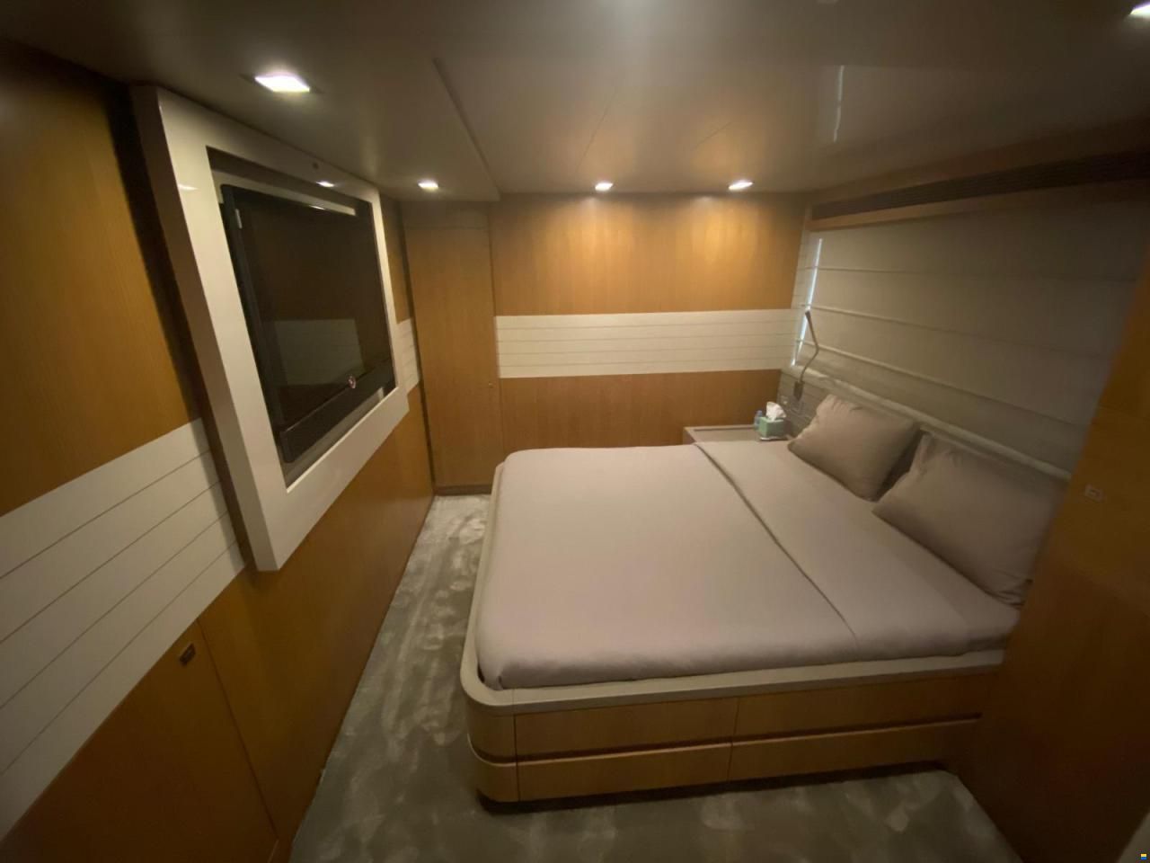 Ferretti Custom Line 100