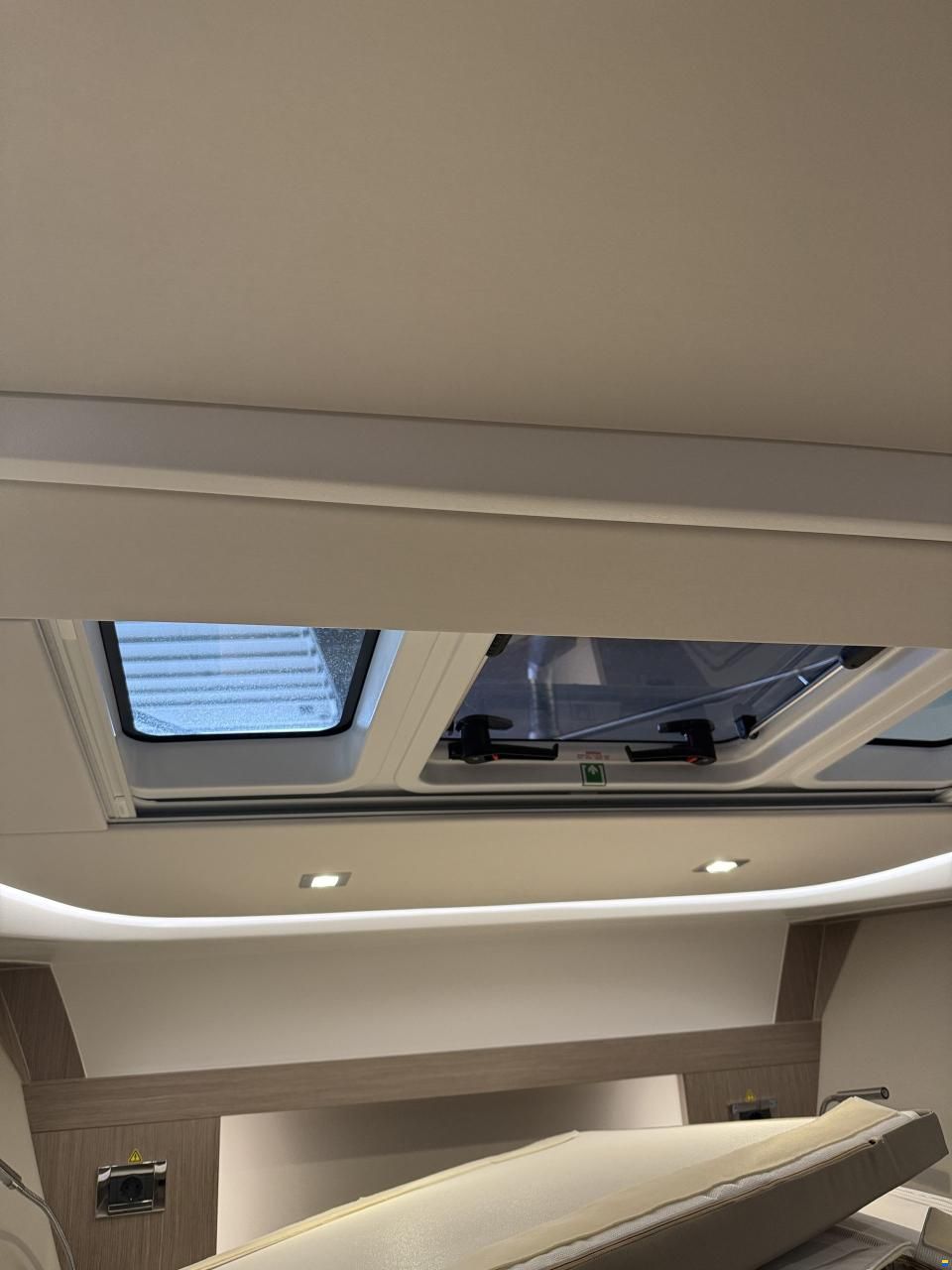 Sealine S335