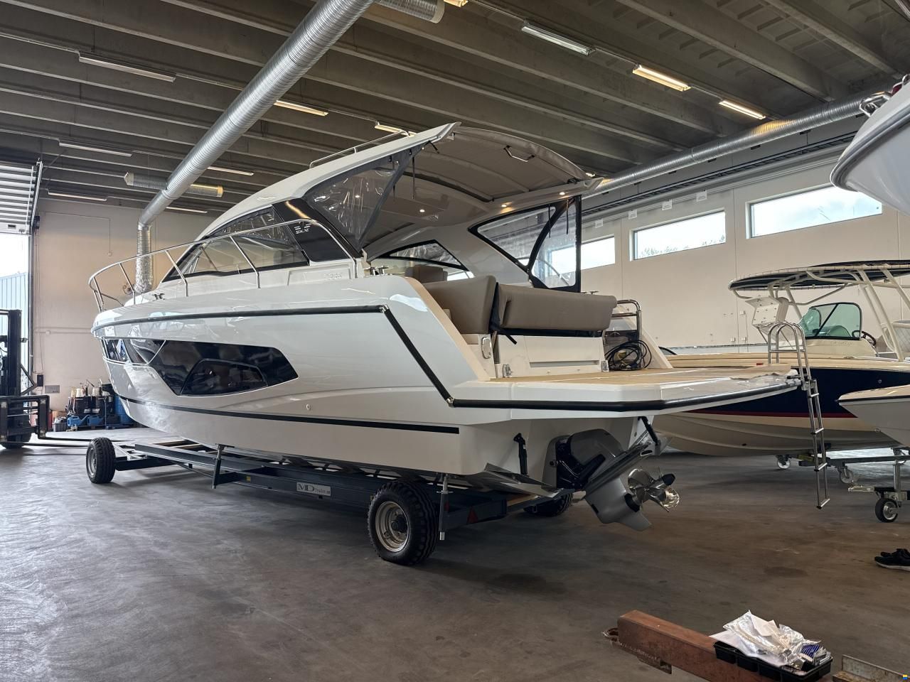 Sealine S335