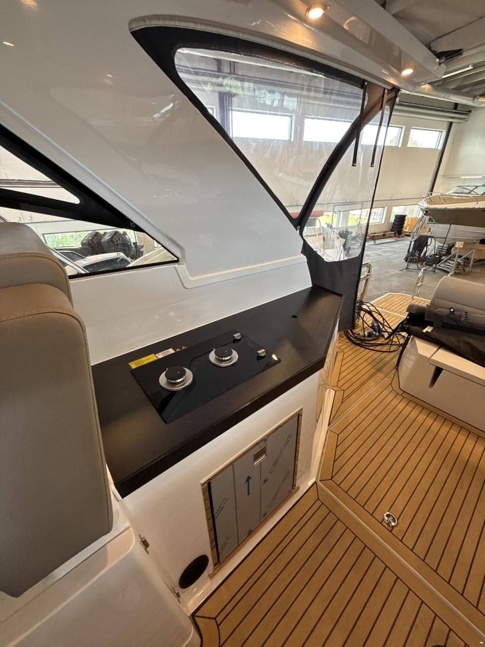 Sealine S335
