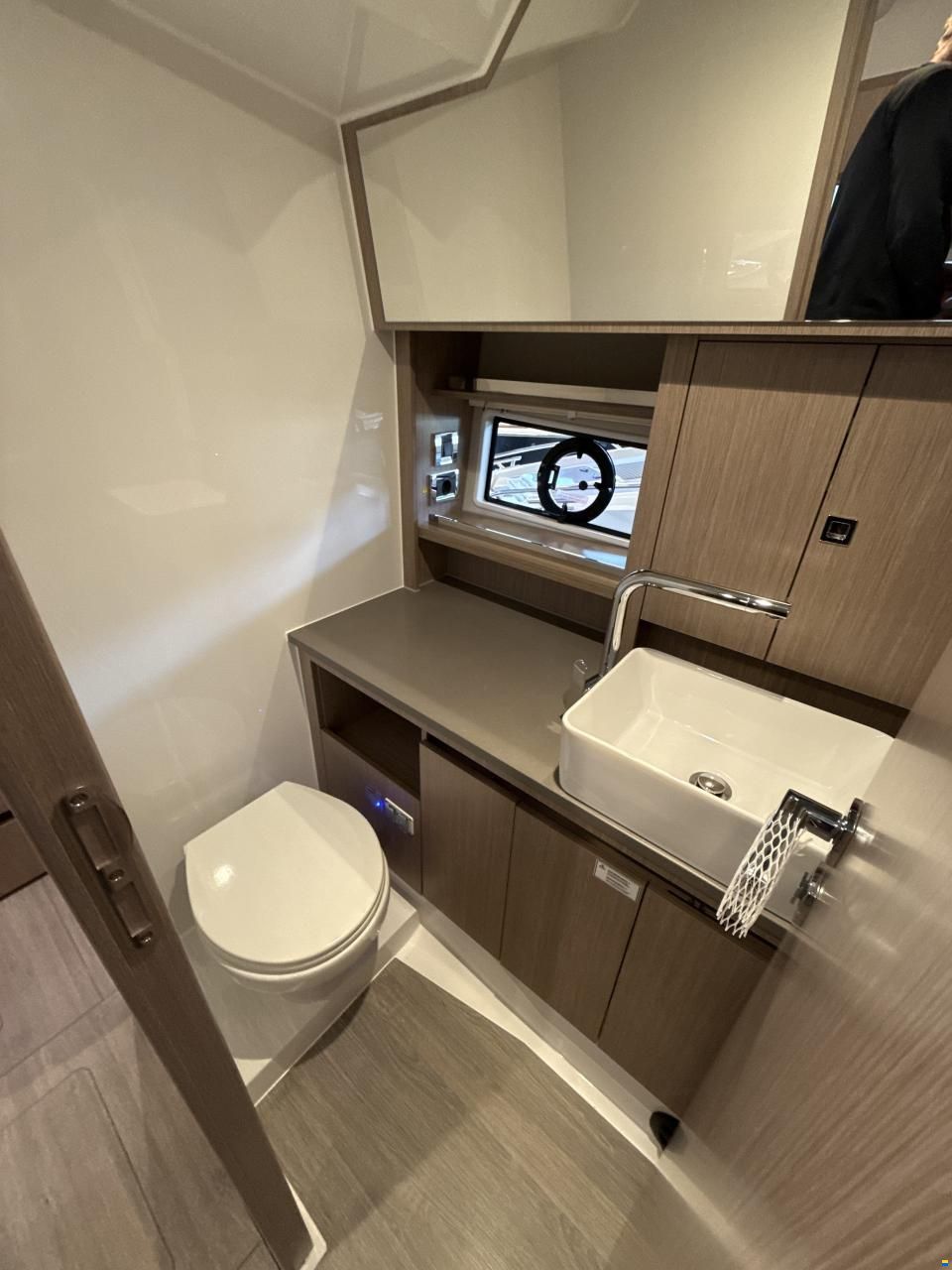Sealine S335