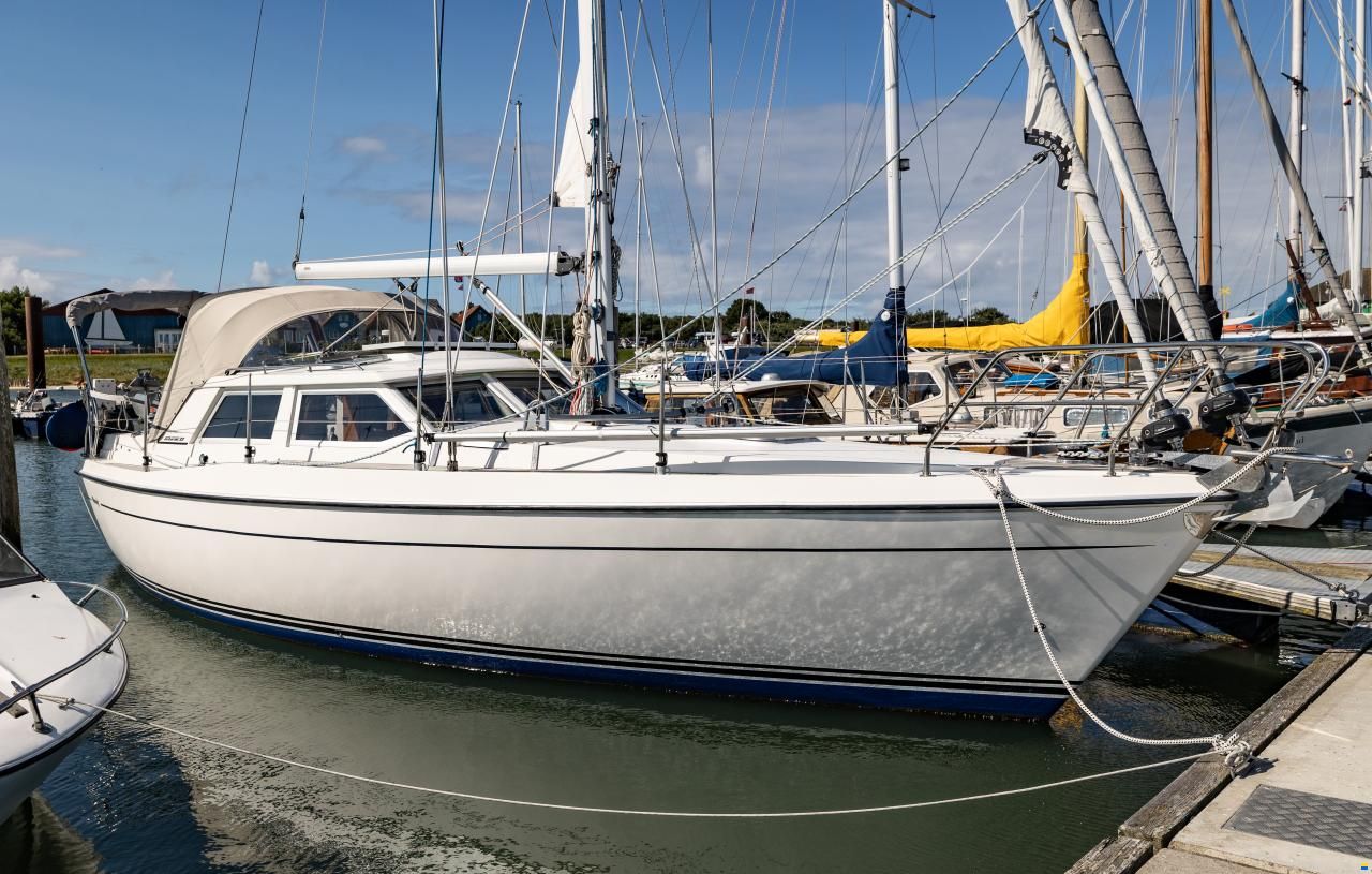 Marine Projects Moody Eclipse 33