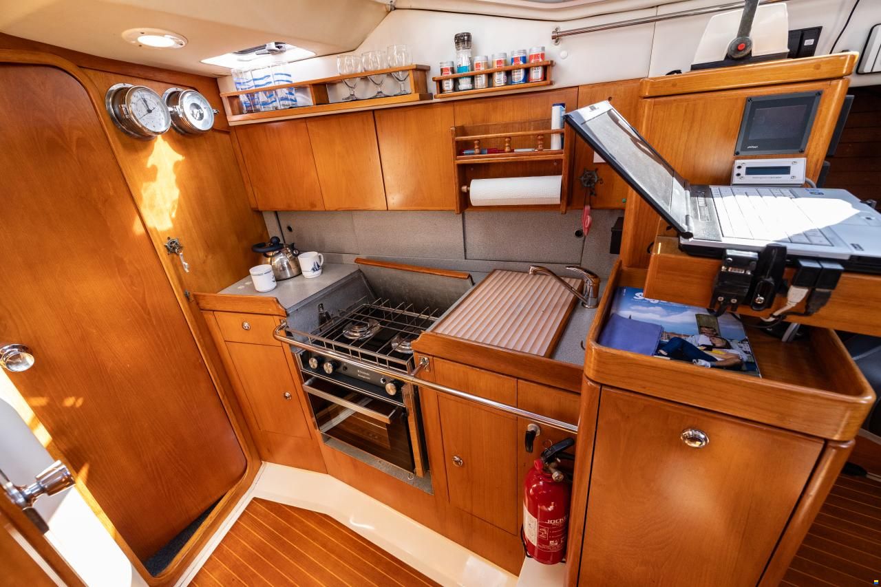 Marine Projects Moody Eclipse 33