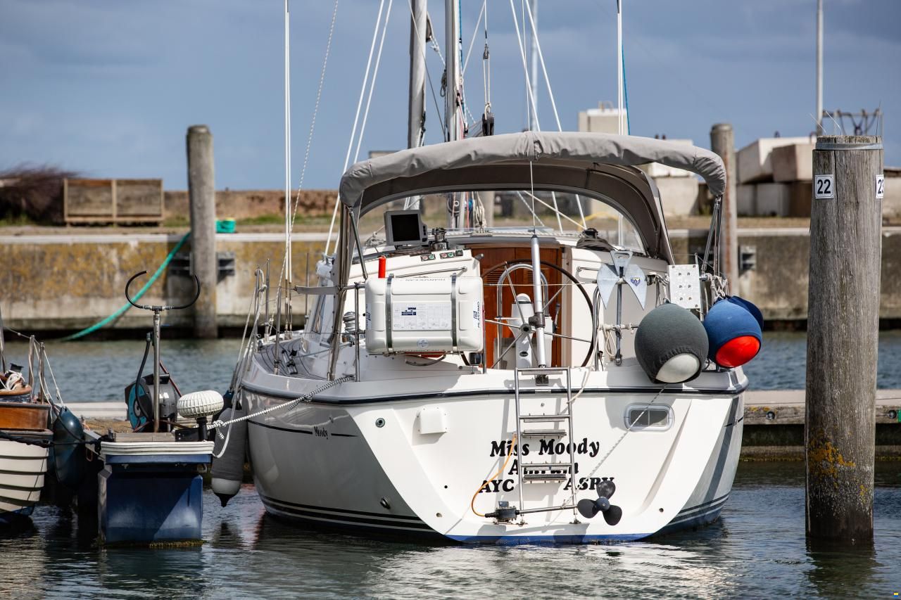 Marine Projects Moody Eclipse 33