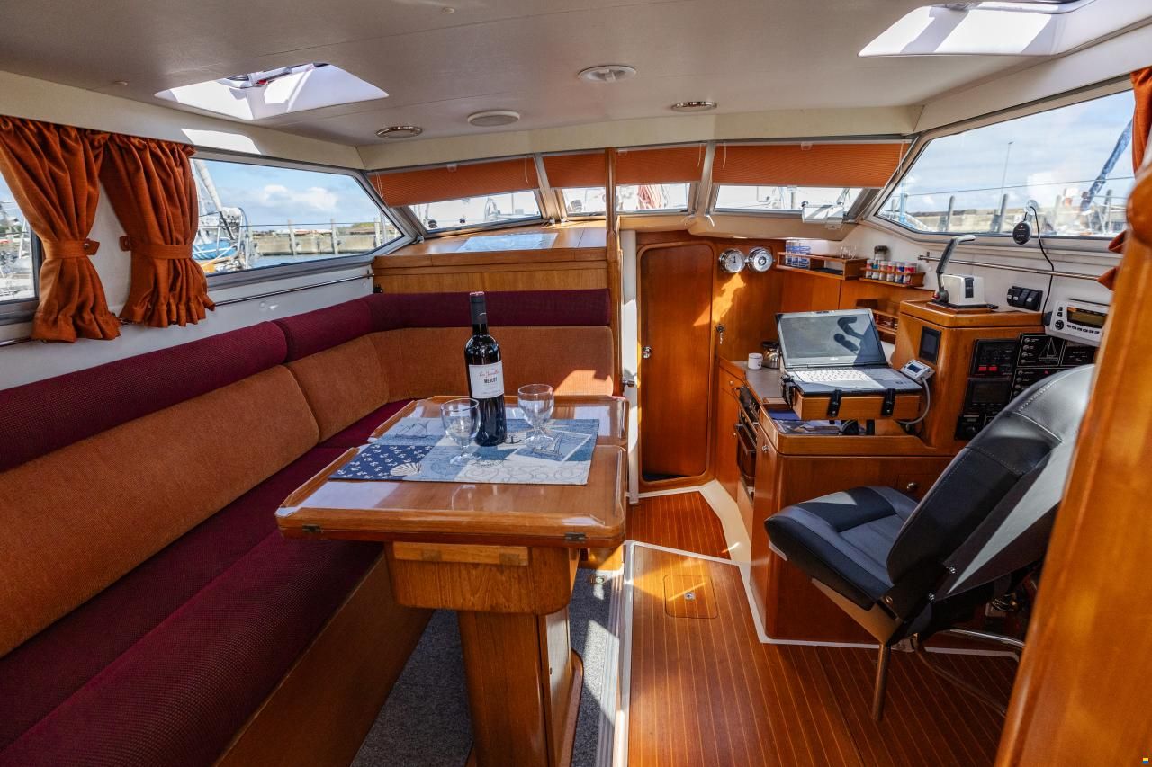 Marine Projects Moody Eclipse 33