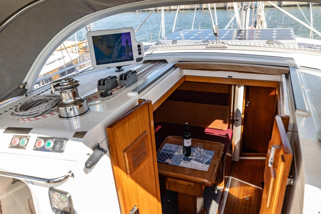 Marine Projects Moody Eclipse 33