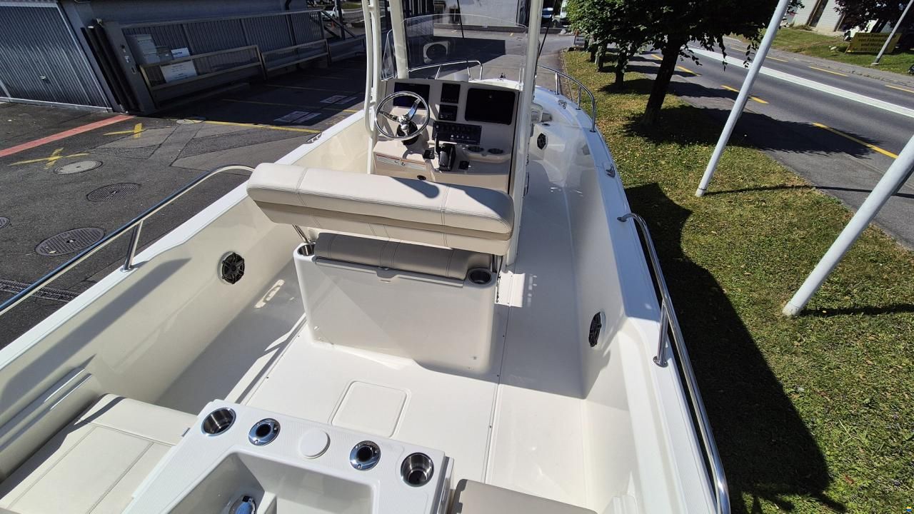 Boston Whaler 220 Dauntless