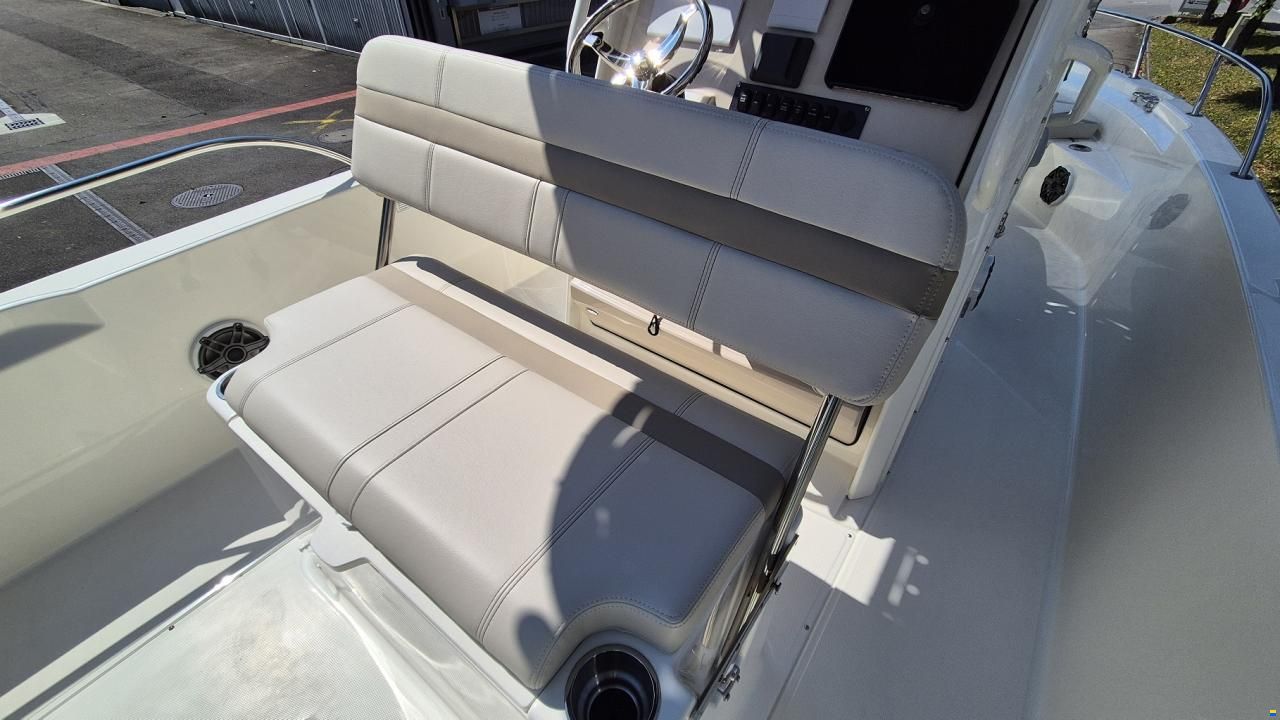 Boston Whaler 220 Dauntless