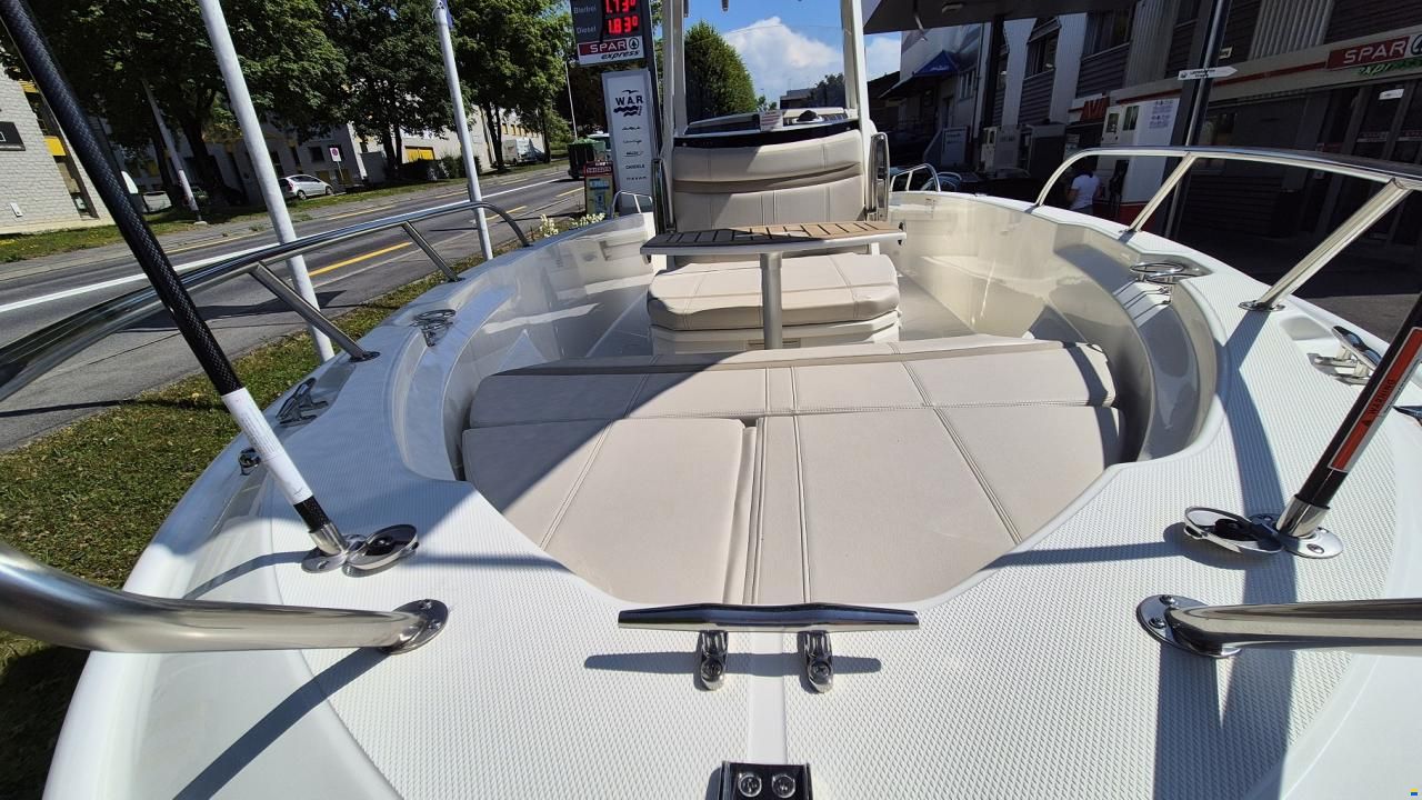 Boston Whaler 220 Dauntless