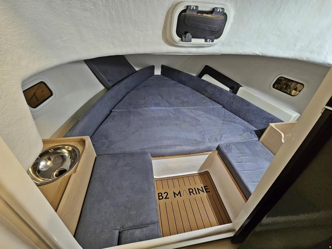 B2 Marine Cap Ferret 702 Sun Deck