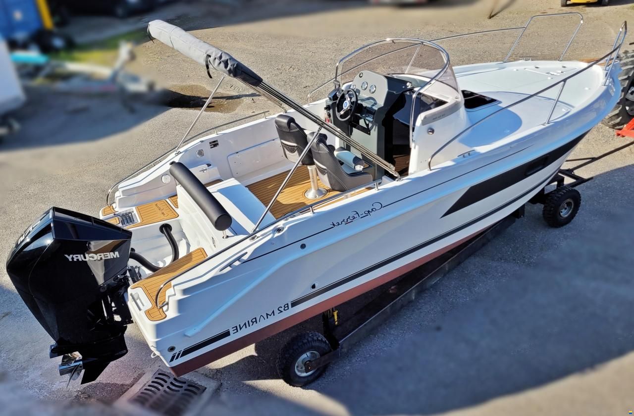 B2 Marine Cap Ferret 702 Sun Deck