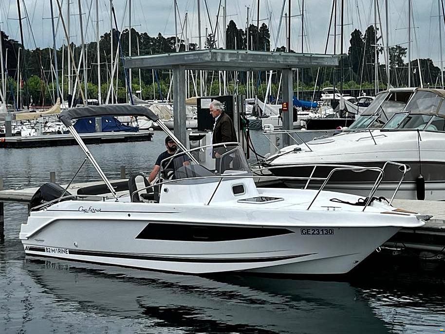 B2 Marine Cap Ferret 702 Sun Deck