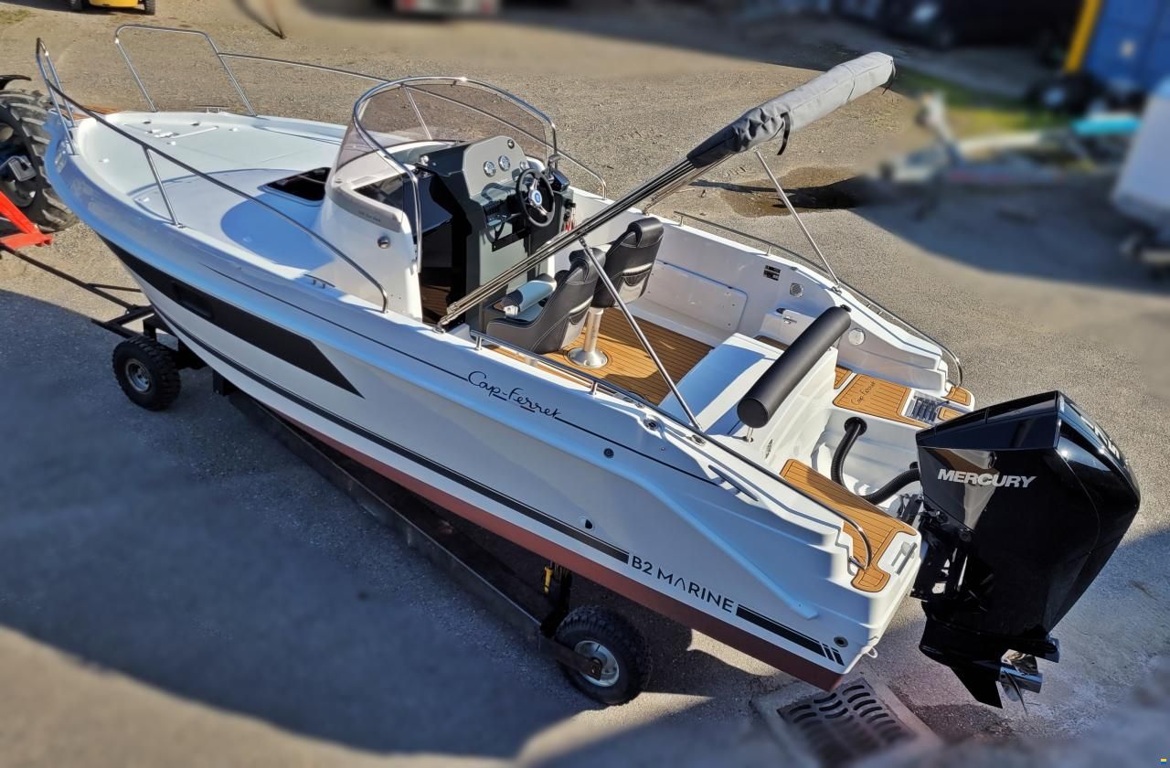B2 Marine Cap Ferret 702 Sun Deck