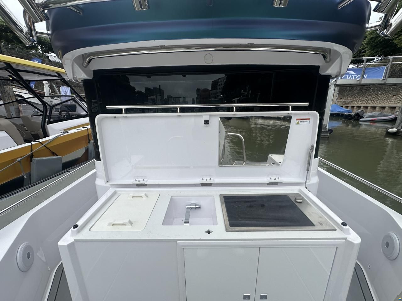 Axopar 28 Cabin - Wetbar