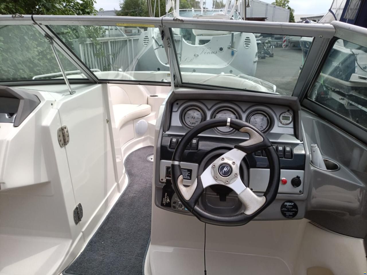 Monterey 220 Explorer