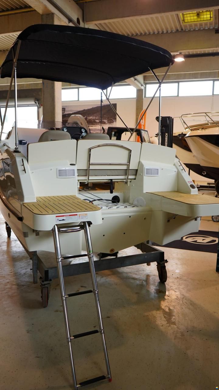 Quicksilver Activ 555 Cabin