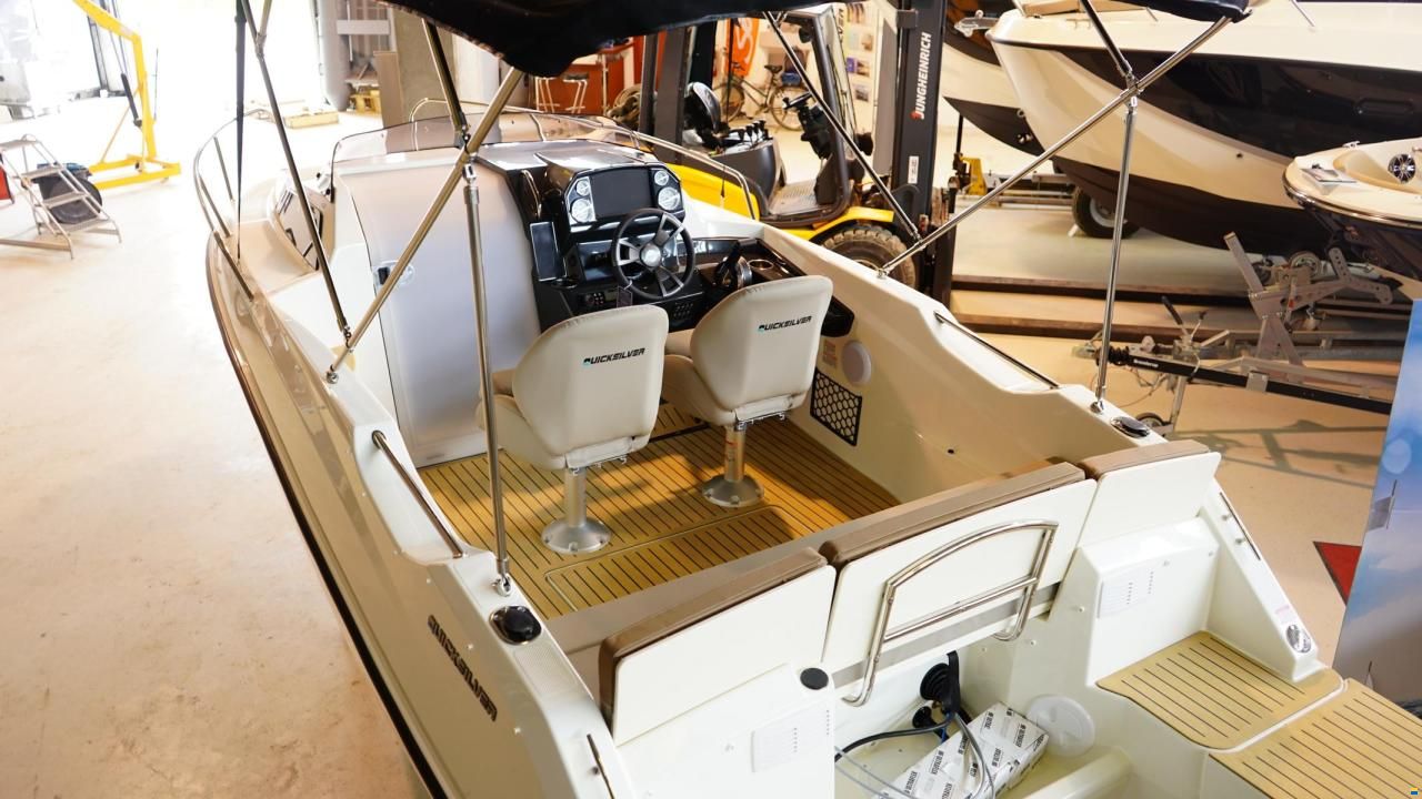 Quicksilver Activ 555 Cabin