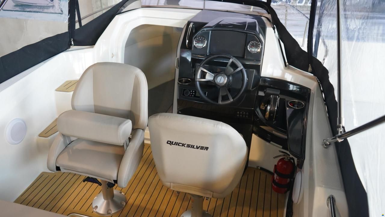 Quicksilver Activ 555 Cabin