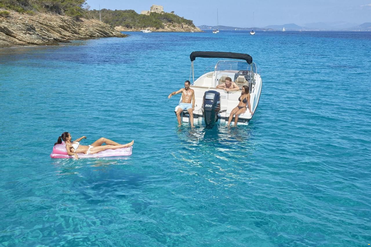 Quicksilver Activ 675 Sundeck