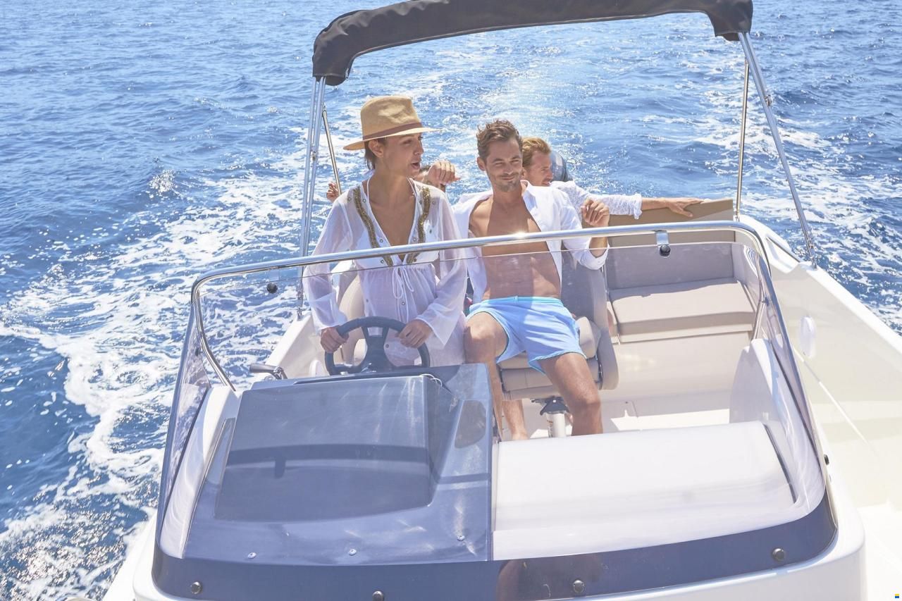 Quicksilver Activ 675 Sundeck