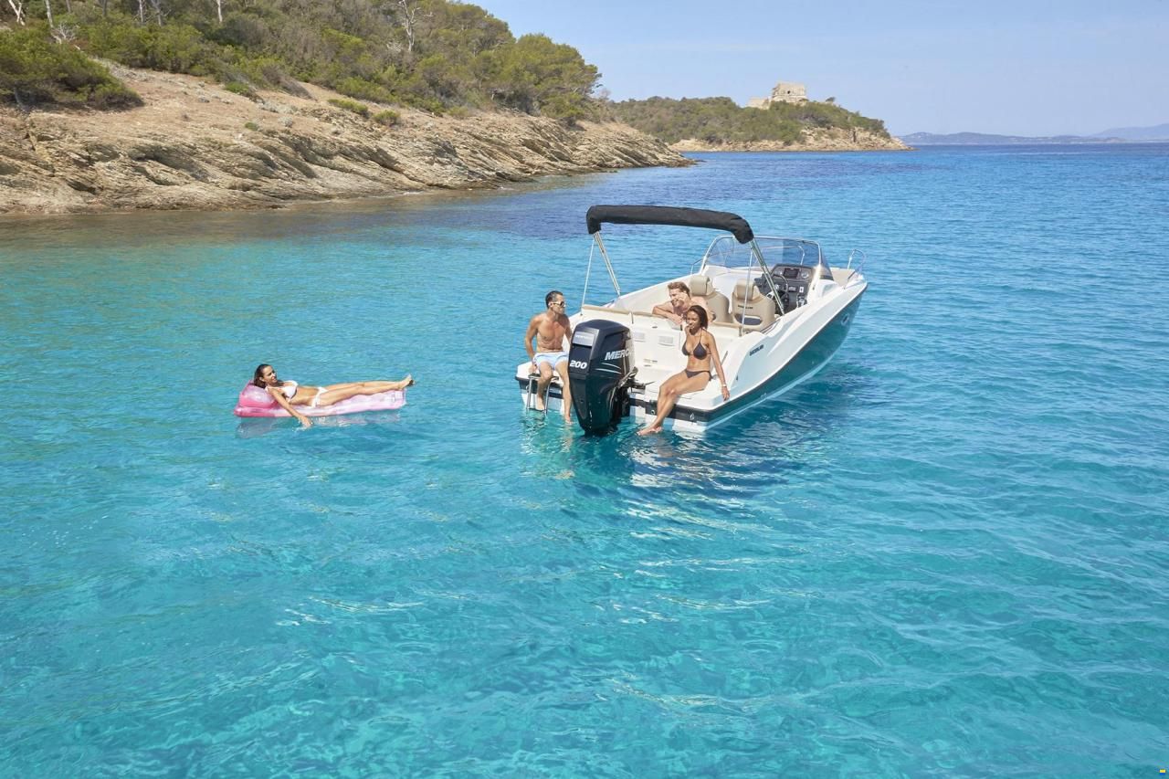 Quicksilver Activ 675 Sundeck