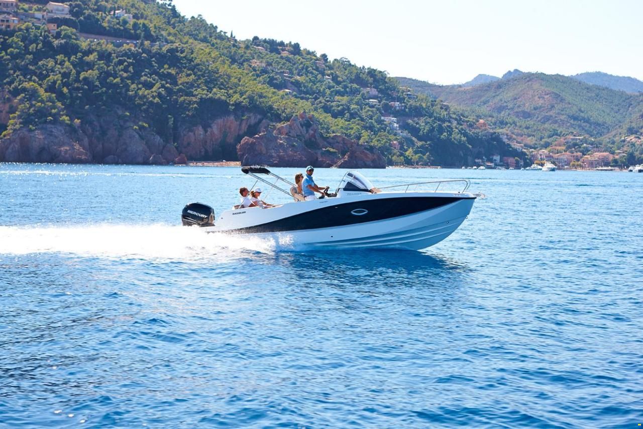 Quicksilver Activ 755 Sundeck  und Trailer
