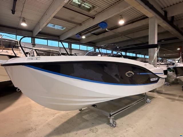 Quicksilver 755 Sundeck