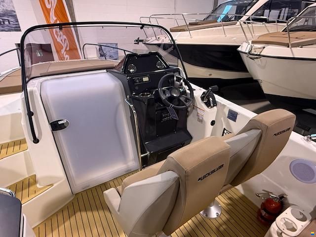 Quicksilver 755 Sundeck