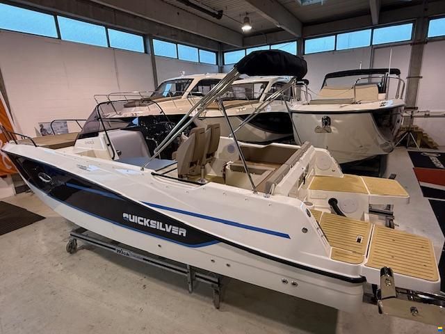 Quicksilver 755 Sundeck