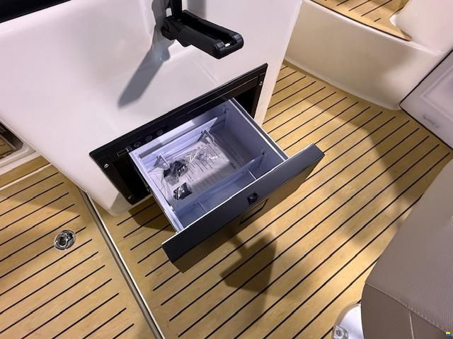 Quicksilver 755 Sundeck