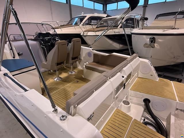Quicksilver 755 Sundeck