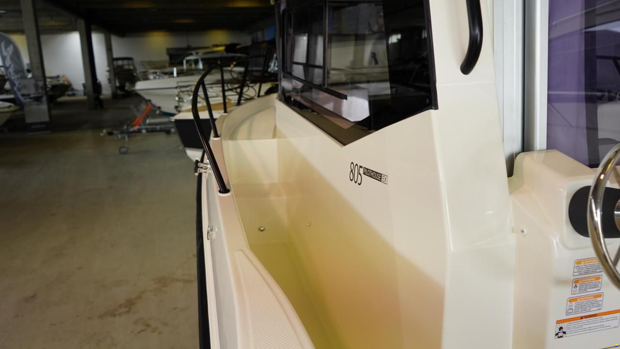 Quicksilver 805 Pilothouse