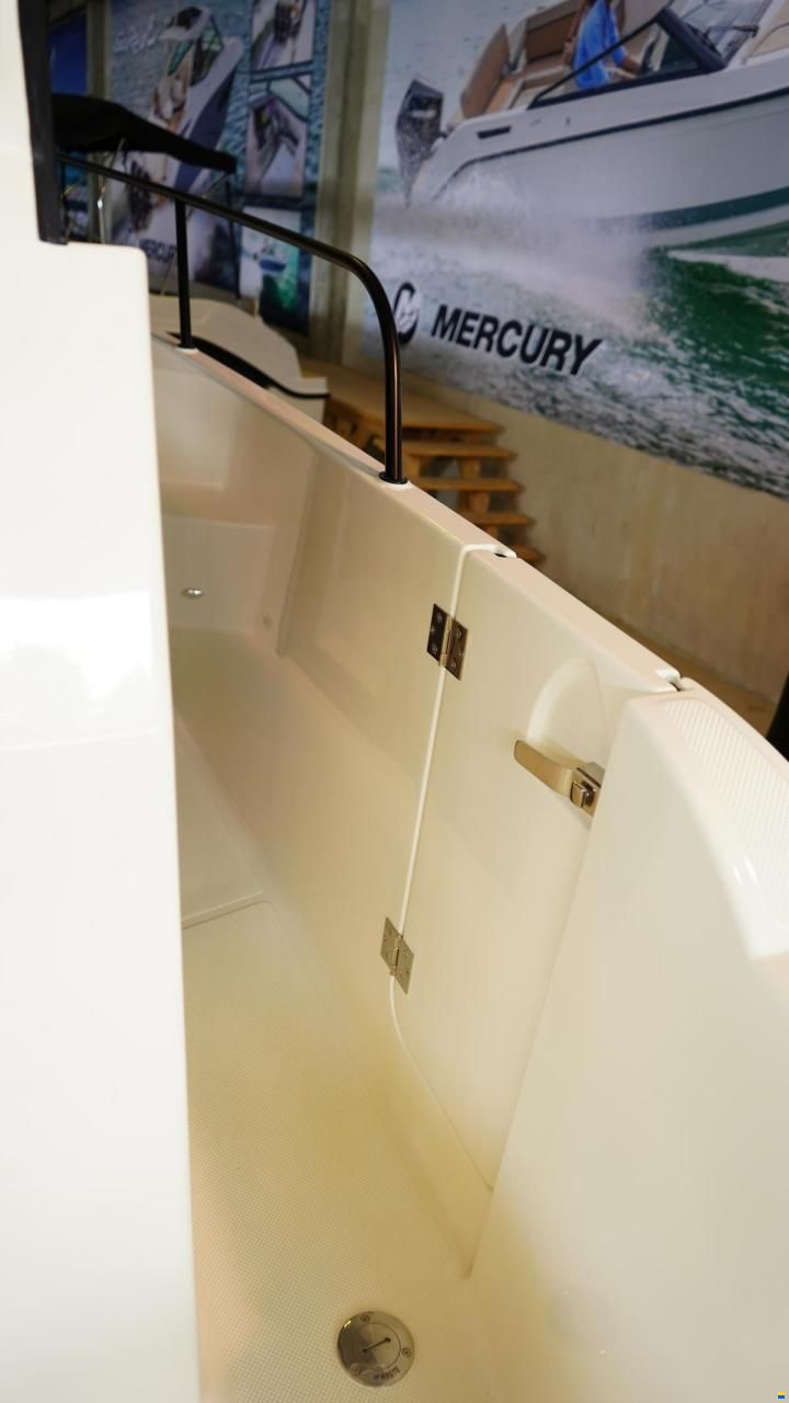 Quicksilver 805 Pilothouse