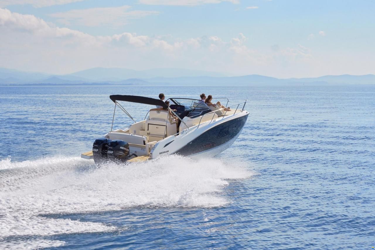 Quicksilver Activ 875 Sundeck