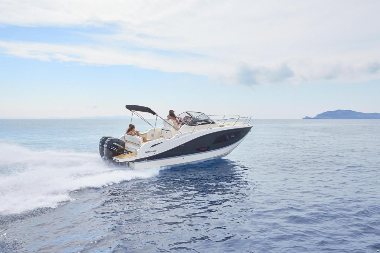 Quicksilver Activ 875 Sundeck
