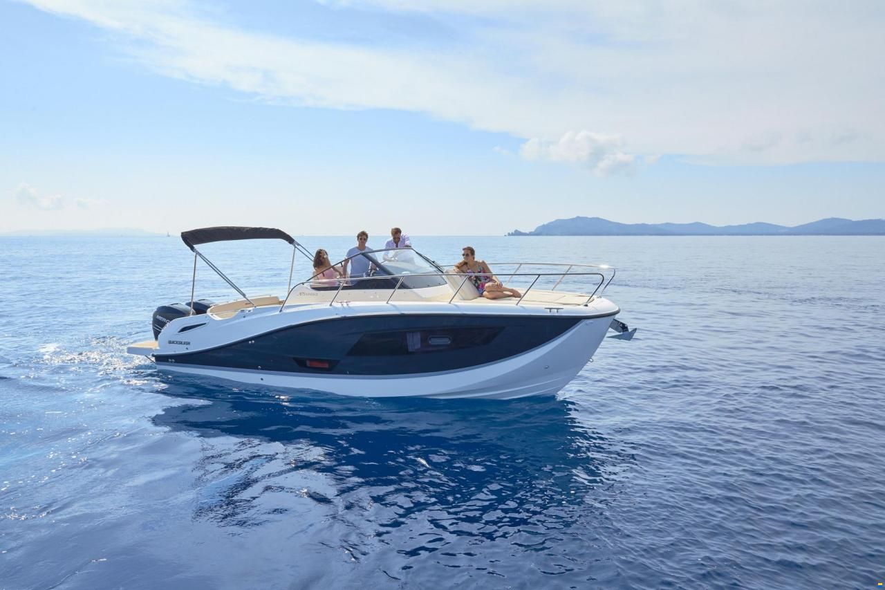 Quicksilver Activ 875 Sundeck