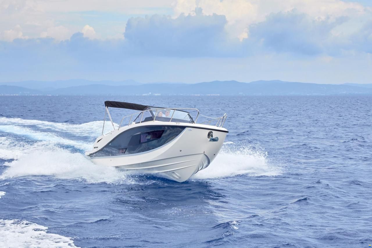 Quicksilver Activ 875 Sundeck