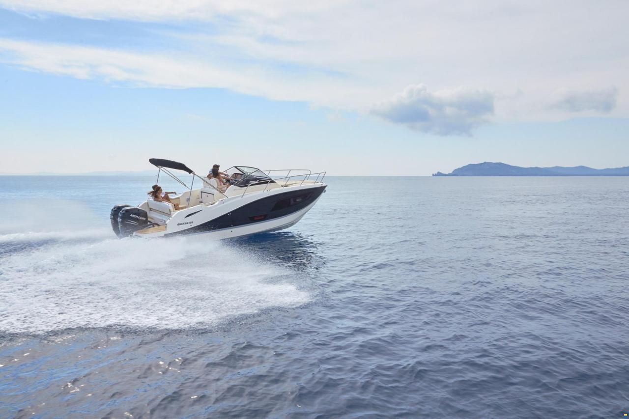 Quicksilver Activ 875 Sundeck