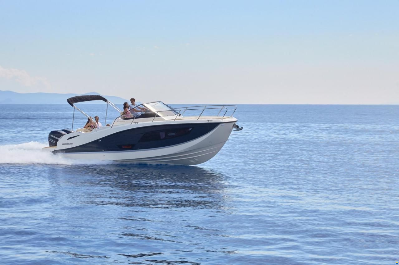 Quicksilver Activ 875 Sundeck