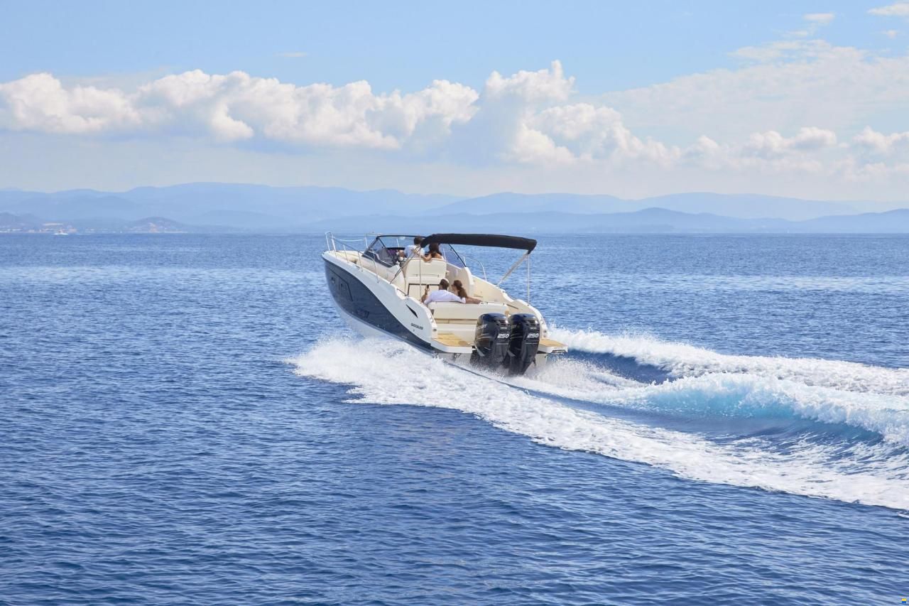 Quicksilver Activ 875 Sundeck