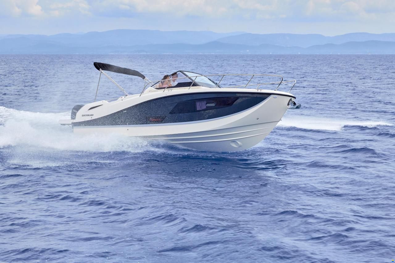 Quicksilver Activ 875 Sundeck