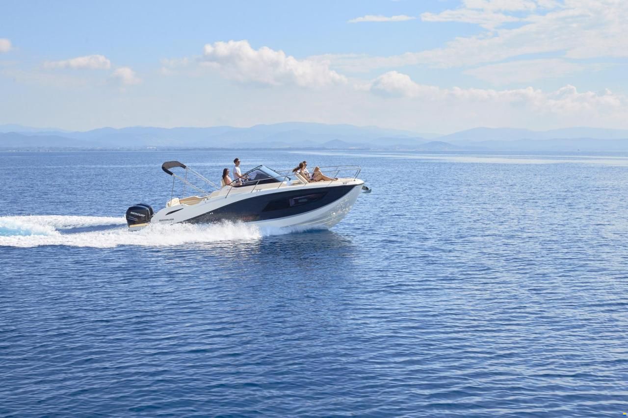 Quicksilver Activ 875 Sundeck
