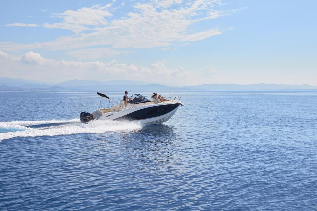 Quicksilver Activ 875 Sundeck