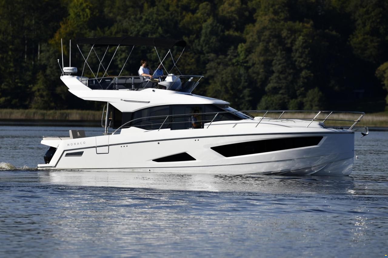 Parker Monaco 110 Flybridge
